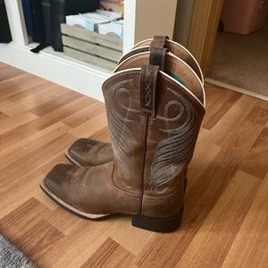 Ariat square toed boots In size 10.